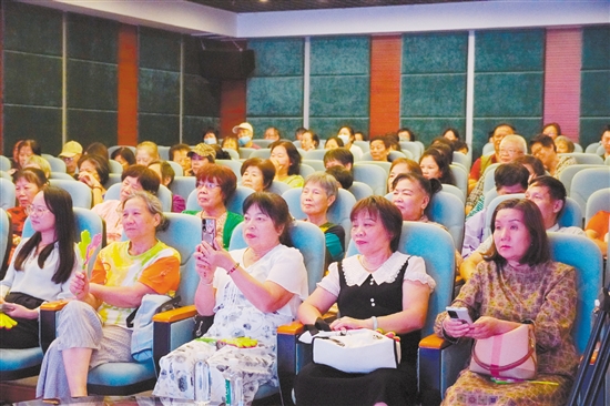 分享会上，旅游爱好者齐聚一堂。