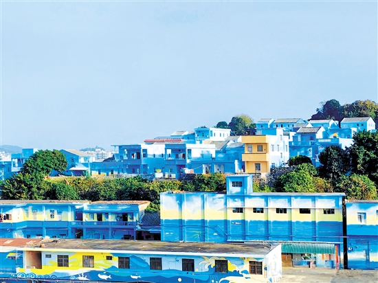 经过改造后，鲲鹏村的旧房屋披上具有海洋元素的“外衣”（上图），村容村貌明显改善。