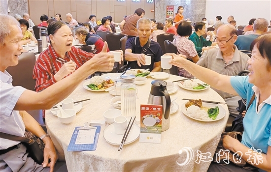 长者乐享舌尖上的幸福滋味。