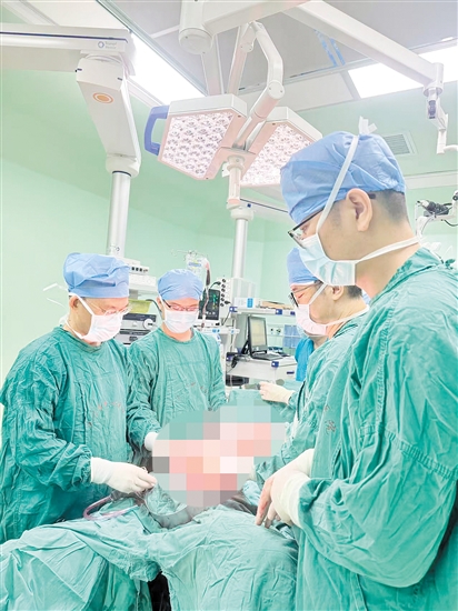 医生团队为百岁老人施行手术。