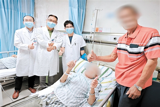 患者及家属为医护人员点赞。