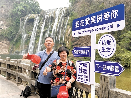 “银发族”享受快乐时光。