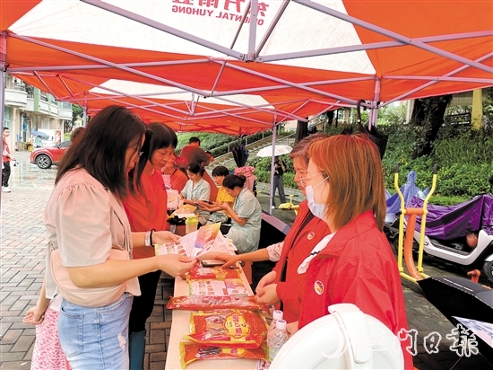 在怡康华庭小区，志愿者为市民派送“蓬友优享”优惠券。