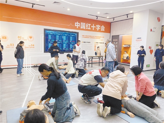 移交AED后，江海区红十字会还开展培训，提升相关人员的应急救护能力。