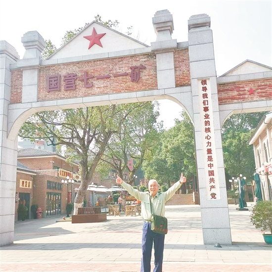 周忠东热衷红色旅游。