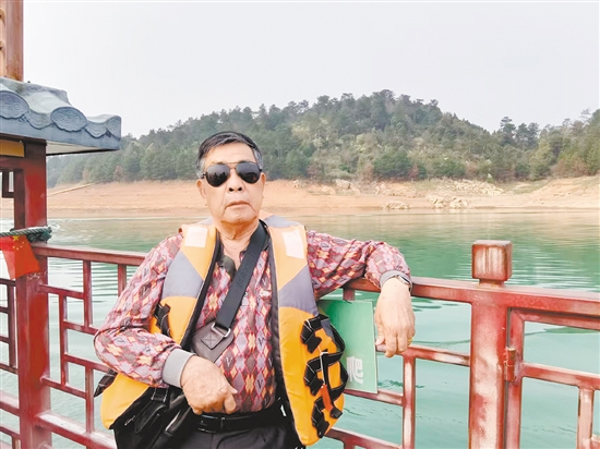 何华晃在外旅游，投身大自然的怀抱。