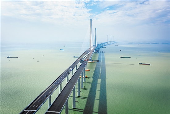 黄茅海跨海通道起于珠海市高栏港区,东连鹤港高速可直达港珠澳大桥,与高栏港高速、珠海机场高速、江珠高速相接,西经崖门口跨黄茅海,穿越台山广海湾片区,连接西部沿海高速、新台高速,可直达阳江、粤西腹地。 黄茅海跨海通道起于珠海市高栏港区,东连鹤港高速可直达港珠澳大桥,与高栏港高速、珠海机场高速、江珠高速相接,西经崖门口跨黄茅海,穿越台山广海湾片区,连接西部沿海高速、新台高速,可直达阳江、粤西腹地。