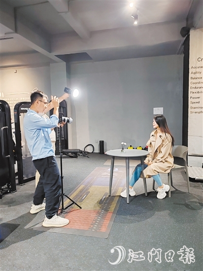 短视频以其短小精悍、易于分享的特点，正成为快速吸引流量的“利器”。图为商家在拍摄短视频。