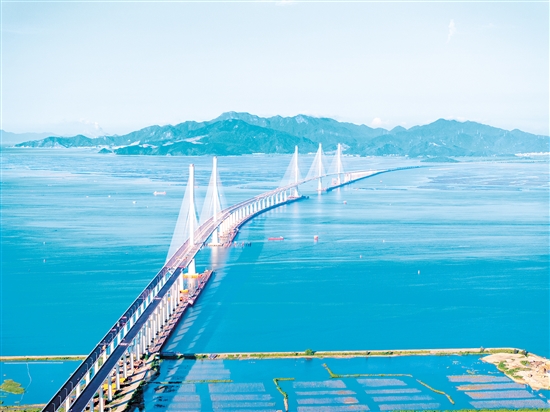 鸟瞰视角下的高栏港大桥（近）和黄茅海大桥（远）。