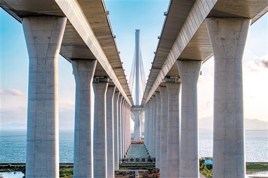 黄茅海跨海通道的对称美学。