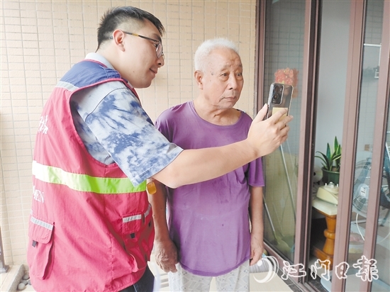 老年人在志愿者帮助下与亲人视频通话。