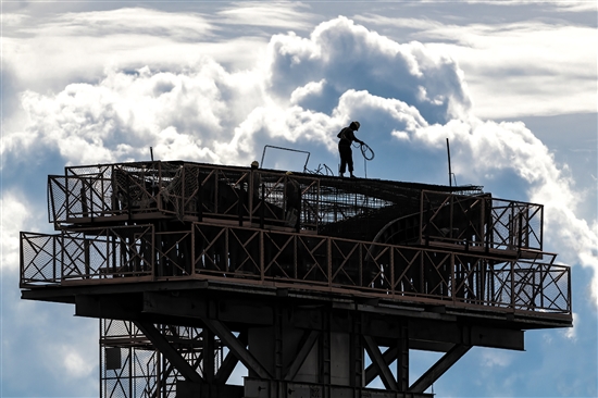 建设者在云海之下用双手筑建“海上长龙”。