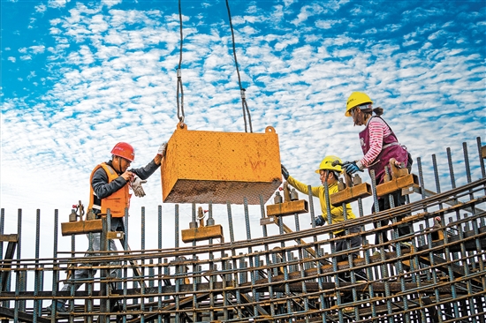 建设者们齐心协力，奋力冲刺建设关键节点。