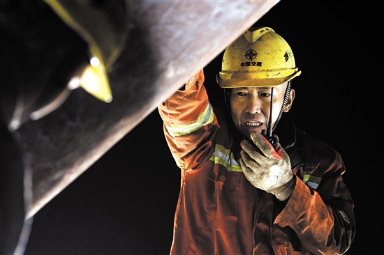 建设者日以继夜奋战在施工现场。