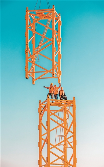 建设者小小身躯“指挥”大型钢构件。