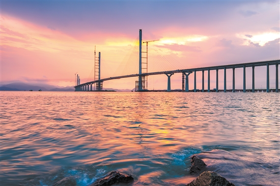 被落日晚霞染红的黄茅海跨海通道。