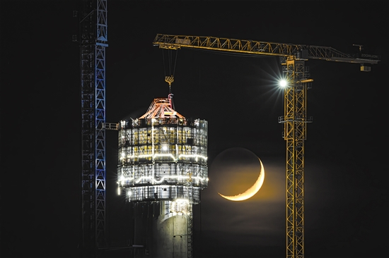 与月牙比“高”的海上索塔。