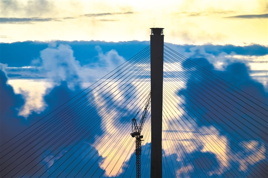 高耸入云的索塔划破天际。