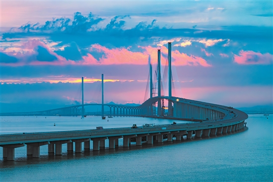 此起彼伏的“海上长龙”与落日相映成辉。