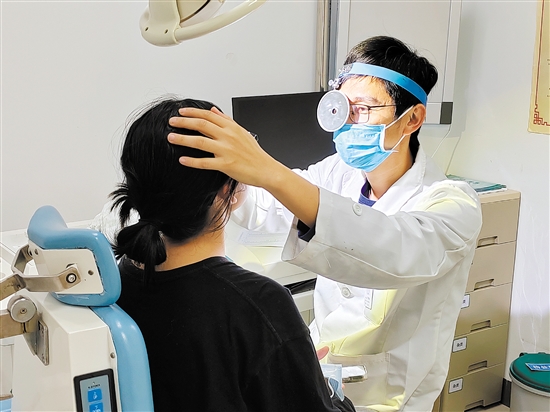 医生为患者检查鼻子。