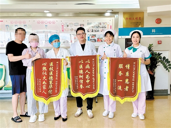 吕女士和丈夫送上锦旗表达感激之情。