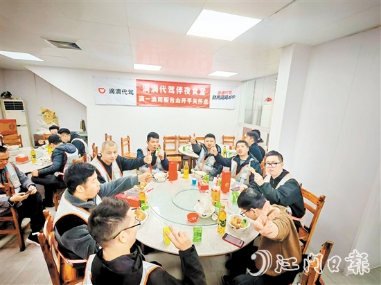 代驾司机们在“伴夜食堂”歇脚。