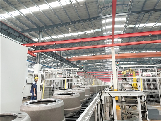 在江门台山，以国家“单项冠军”企业富华重工为代表的新能源汽车及零部件产业已形成百亿元产业规模。