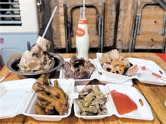 月山“三点三”小吃街的美食味道不错。