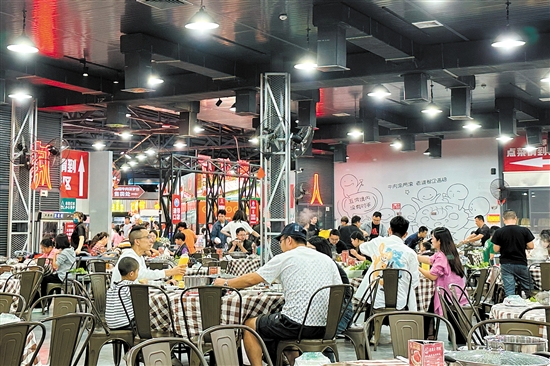 五洞牛肉吸引八方游客前来品尝。