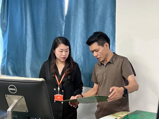说明: 平安担保咨询顾问张若诗上门为客户提供一对一融资咨询服务。