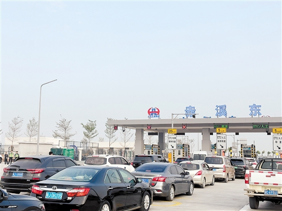 赤溪东收费站前排起车龙。毕松杰