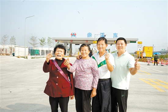 何先生一家在赤溪东收费站前合影留念。凌雪敏