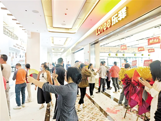 通车首日，黄茅海服务区吸引众多游客打卡。郭永乐