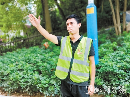 接受了岗前培训的“新业态交通义警”队伍成员动作颇具“交警”风范。