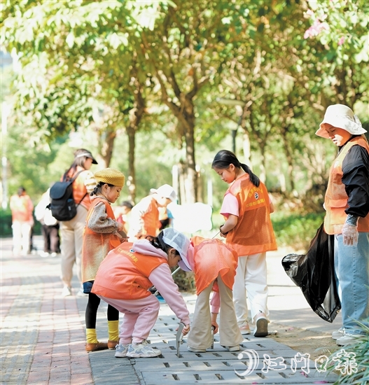 江门市范罗冈小学家长志愿服务队通过“大手拉小手”的形式，在范罗冈小学滨江校区周边开展全方位清洁巡查。