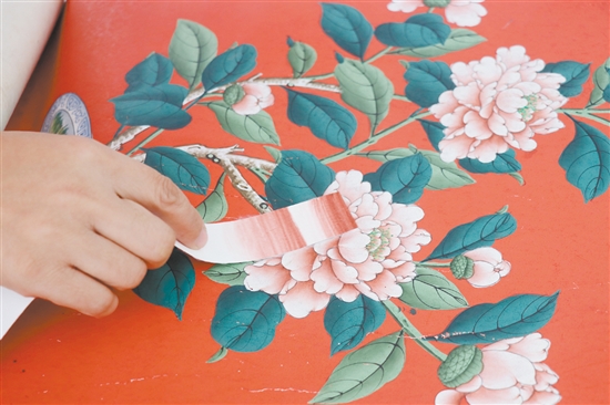 调色师在比对颜色，差一点都不行。