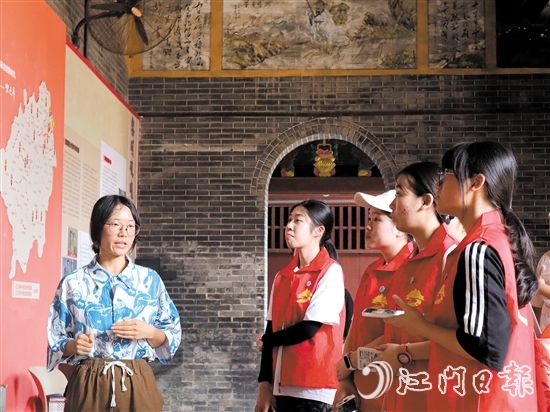 “行走中的党课”让学习形式“活”起来、“动”起来、“热”起来。图为党员到南村村参观学习。