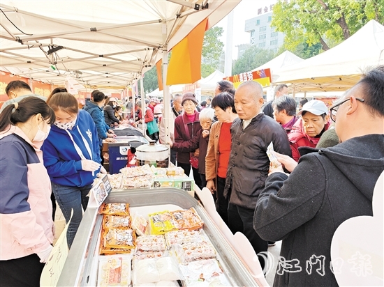 不少市民前来感受传统节日氛围，购买心仪的农产品。