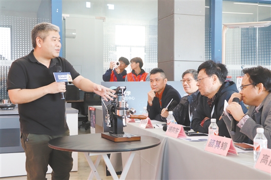 大赛评委与答辩企业代表交流产品设计理念。