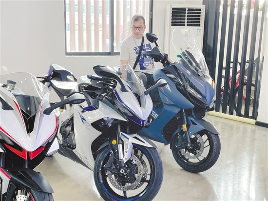 江门的摩托车作品备受评委关注。