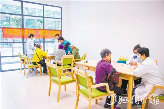 蓬江区北区卫生院医务人员到甘化社区居家养老服务站开展义诊活动。
