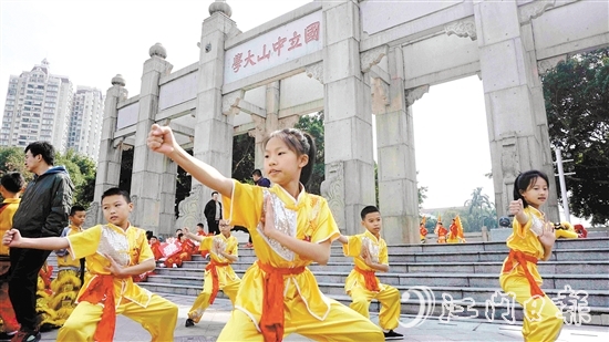 “小醒狮”游学团在中山大学牌坊前展示蔡李佛拳。