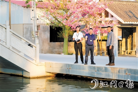 新会区纪检监察干部到广东省乡村振兴示范村——大鳌镇东风村开展监督检查，深入了解河道日常管护治理、隐患排查等情况。