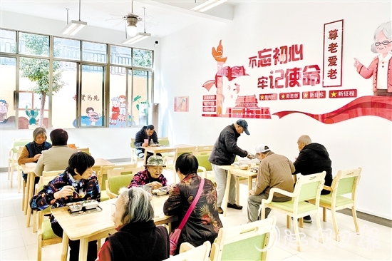 长者在甘化社区居家养老服务站就餐。