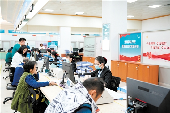 开平市行政服务中心实现社保业务“一窗通办”，群众现场办事“最多跑一次”。