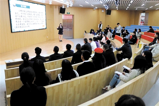 优秀班主任代表分享个人带班育人的方法。