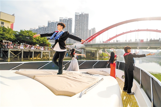 活动现场,一艘游艇出现在江门河上,飘出悠扬的歌声,船上的演员身着礼服载歌载舞。郭永乐 活动现场,一艘游艇出现在江门河上,飘出悠扬的歌声,船上的演员身着礼服载歌载舞。郭永乐