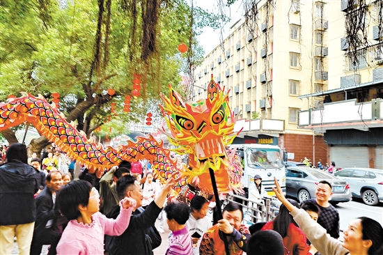 金龙表演受到市民热捧。 金龙表演受到市民热捧。