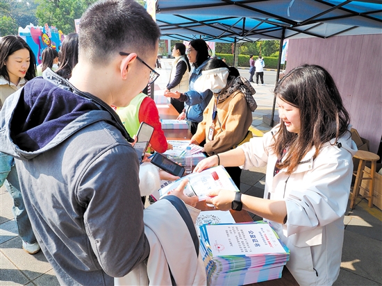 工作人员为捐赠步数的参加者颁发公益证书。 工作人员为捐赠步数的参加者颁发公益证书。