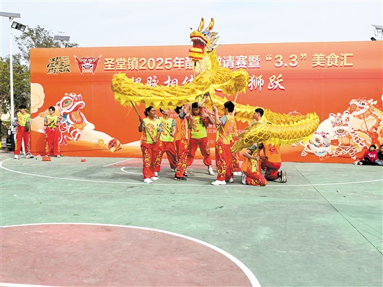 圣堂镇醒狮文化节精彩的舞龙表演吸引了众多市民游客。 圣堂镇醒狮文化节精彩的舞龙表演吸引了众多市民游客。